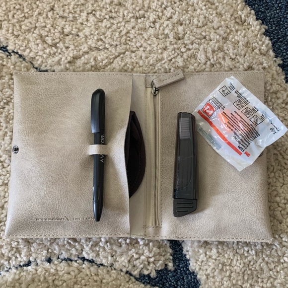 American Airlines passport holder with accessories - Picture 6 of 8